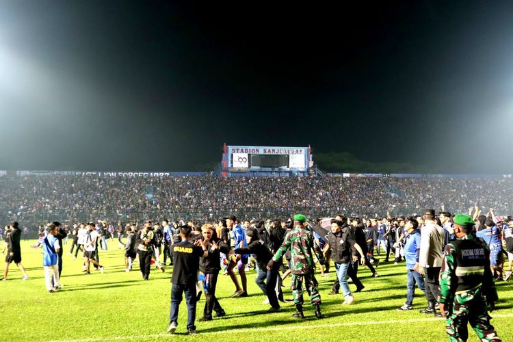 Tragedi di Kanjuruhan Laga Antara Arema FC Vs Persebaya Surabaya Berakhir Ricuh